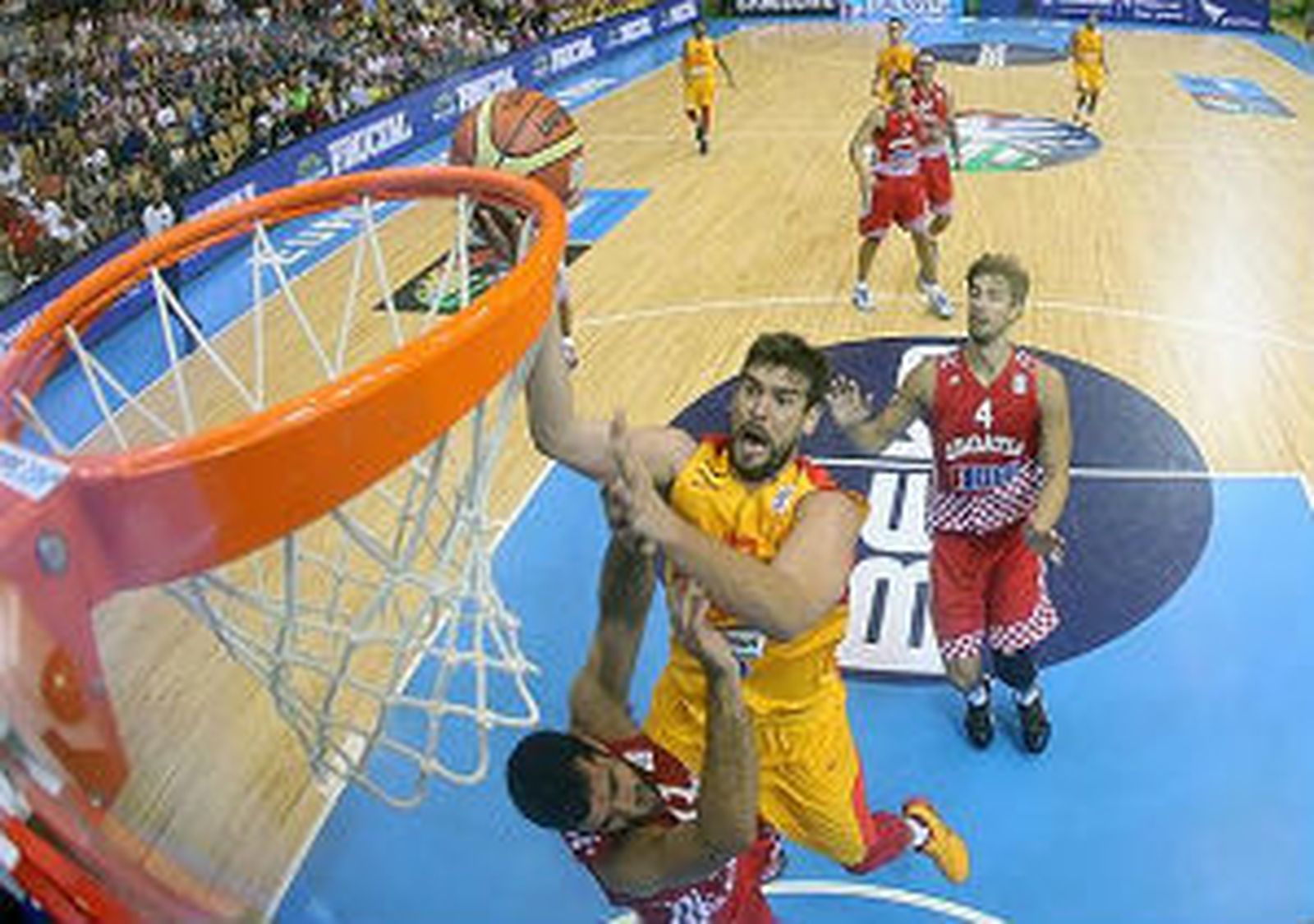 España apaliza a Croacia