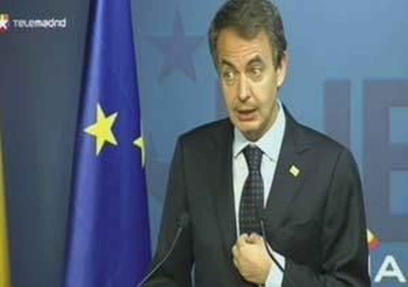Zapatero vuelve a acatar órdenes de Merkel