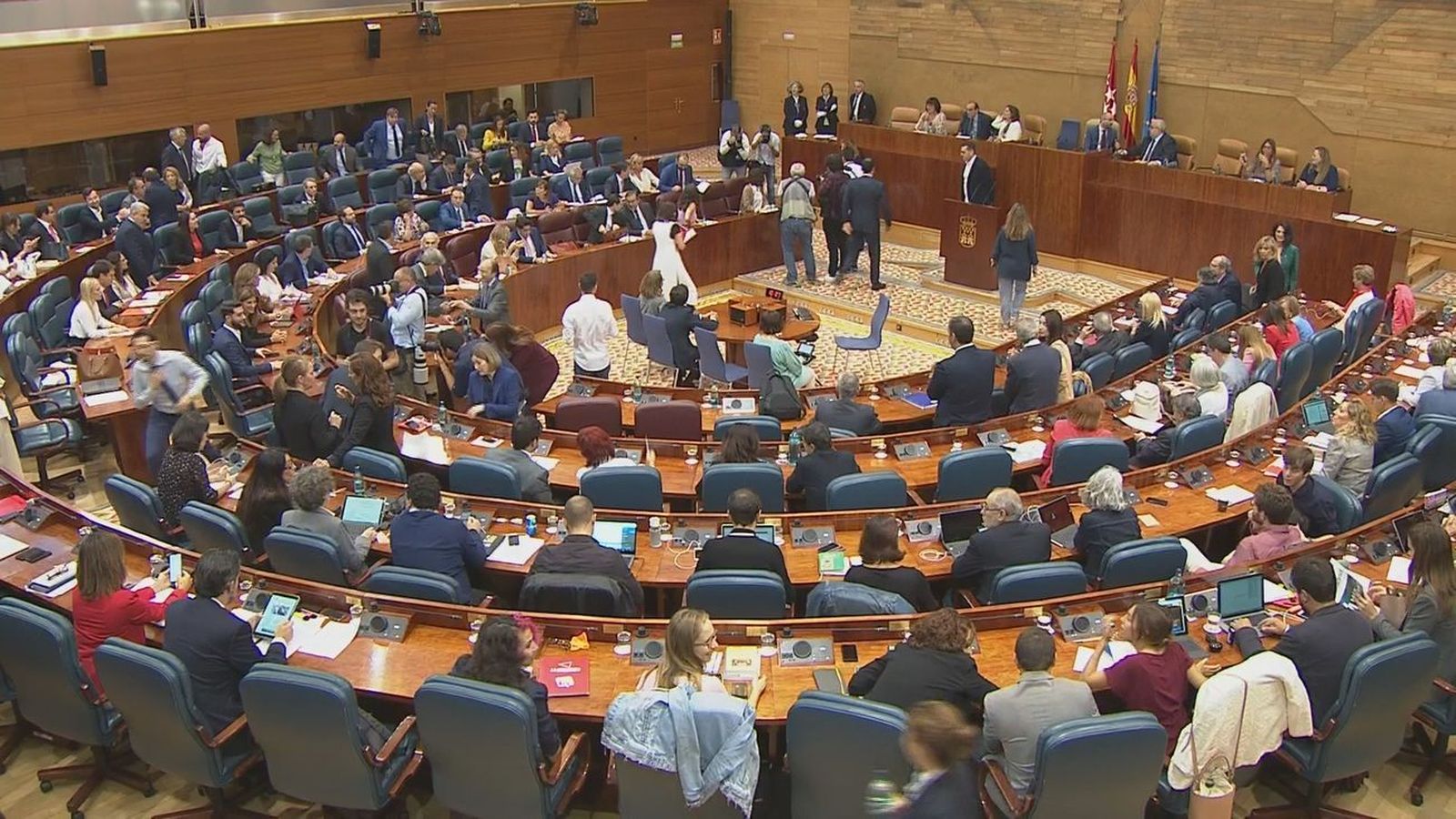 Críticas de la izquierda “a la mala gestión” de Ayuso, mientras que para el PP es “soberbia y totalitarismo”