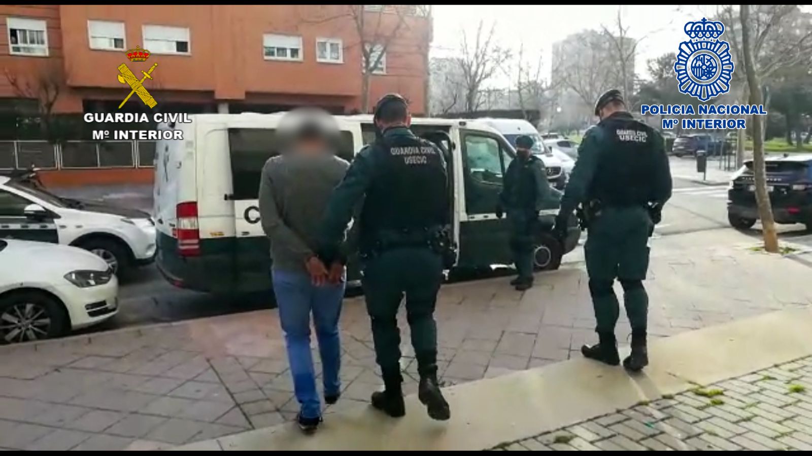 Momento de la detención de uno de los miembros de la banda