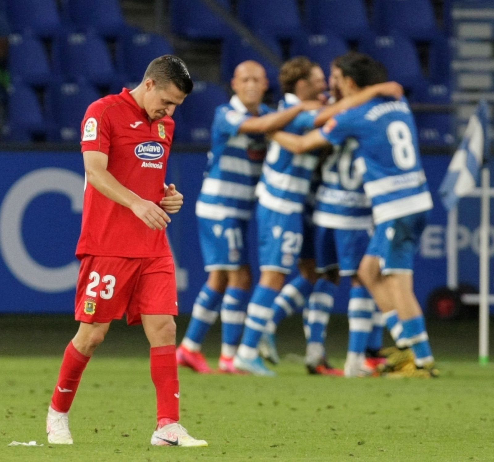 Gesto de desolación de uno de los jugadores del Fuenlabrada tras el segundo gol del Depor