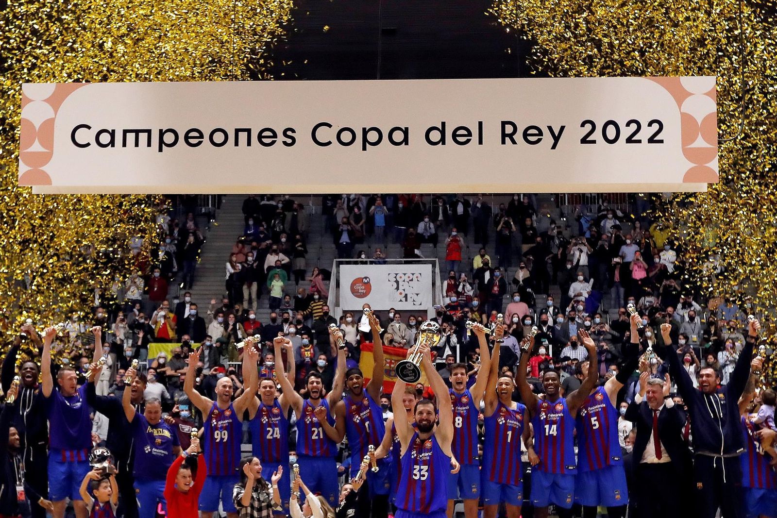 Los jugadores del Barça celebran la consecución del título de la Copa del Rey tras su victoria ante el Real Madrid en la final del torneo