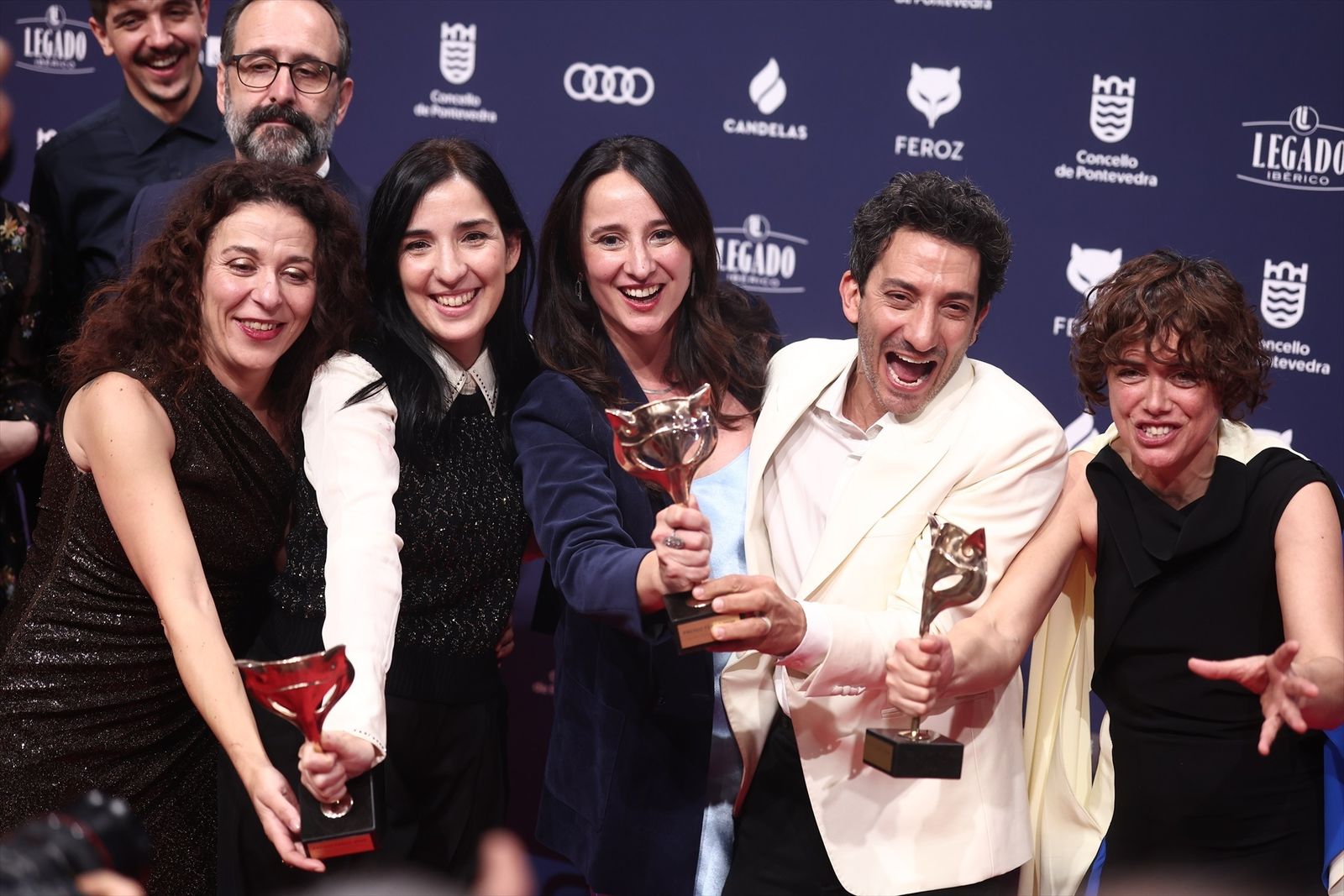 El equipo de 'Los domingos' posa con los premios que ha conseguido en la alfombra roja de los premiados en los Premios Feroz 2026