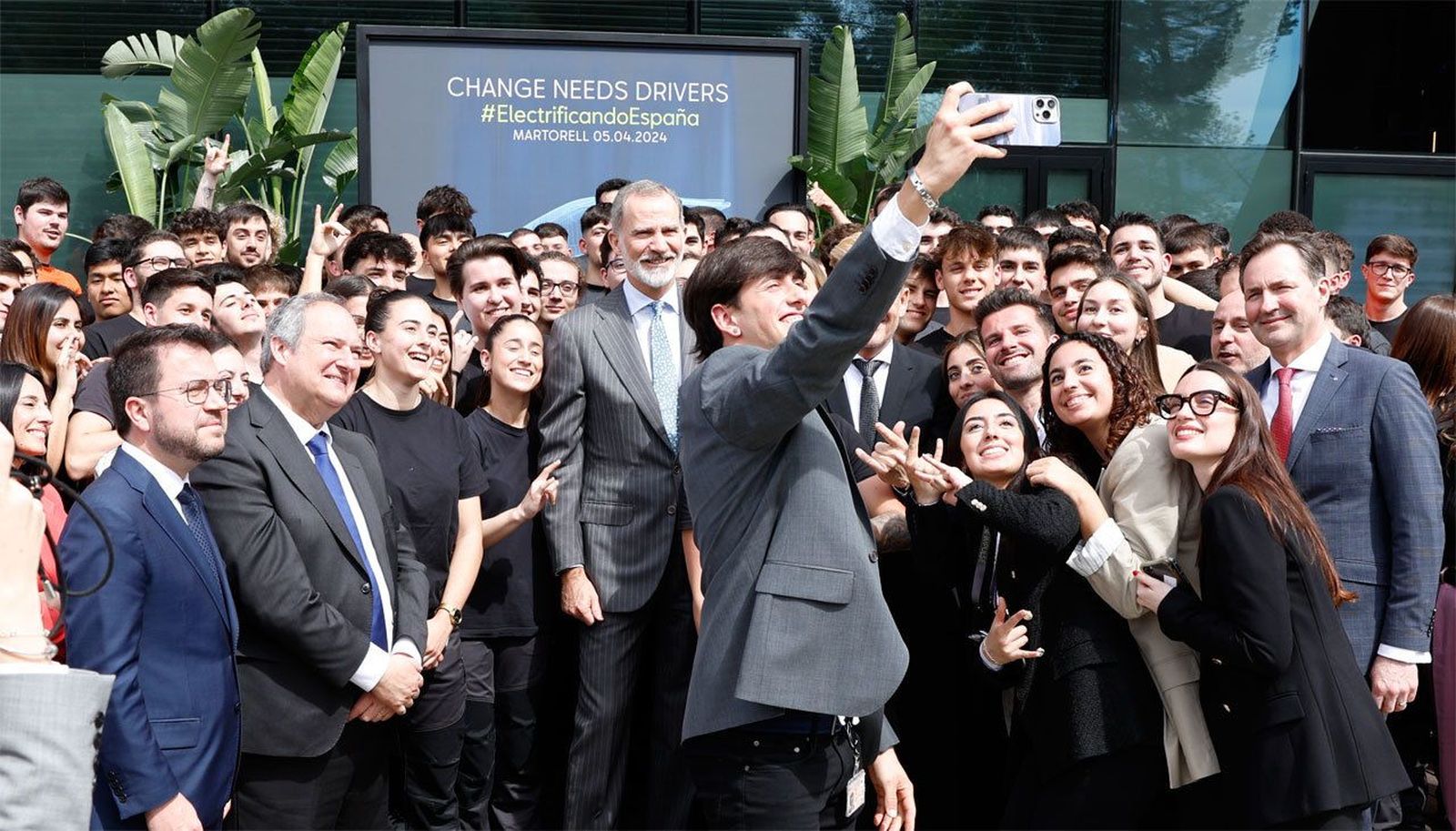 El Rey visita las obras de la planta de ensamblaje de baterías de Martorell (Barcelona)