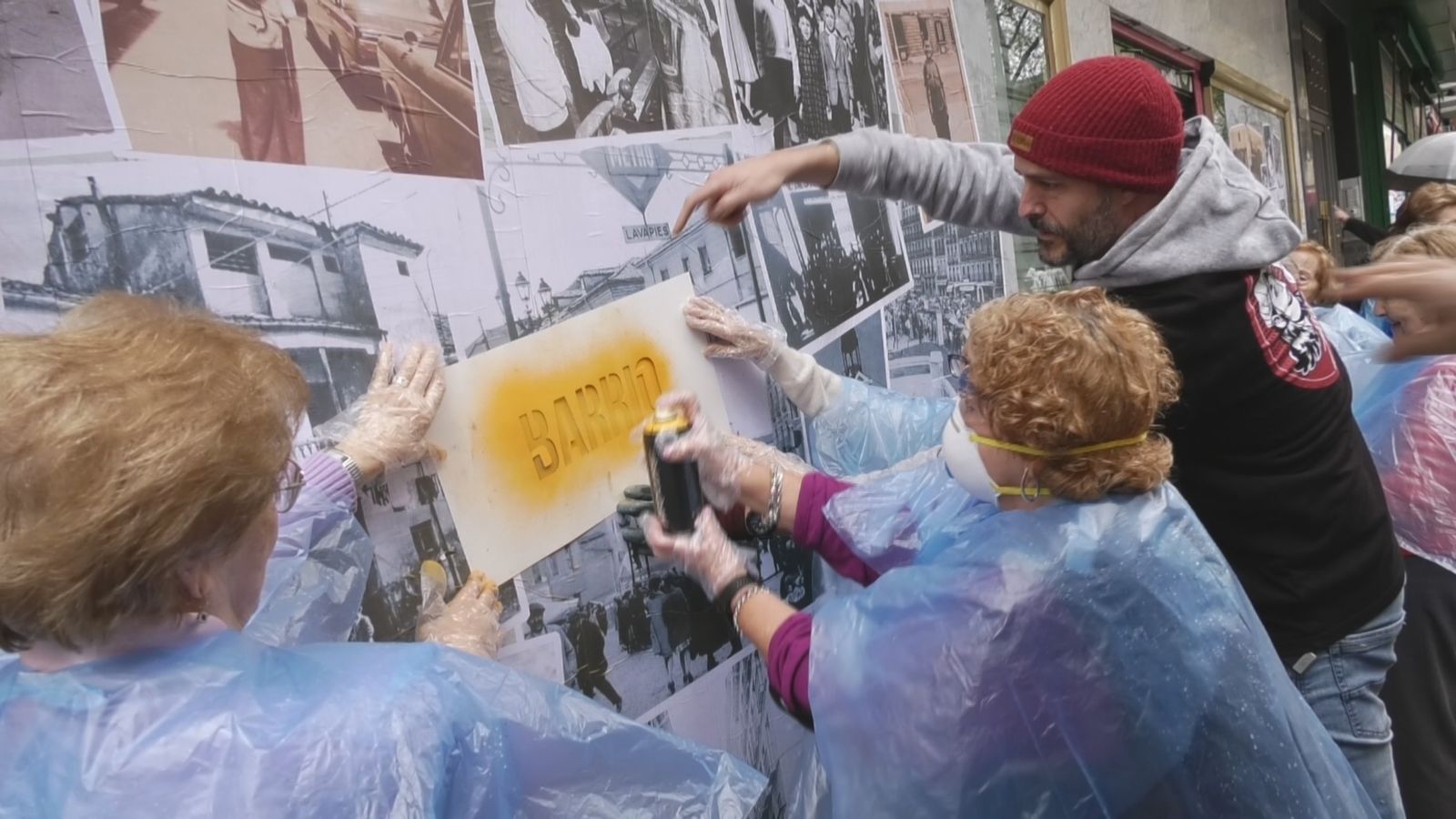 Las abuelas grafiteras de Lavapiés vuelven a llenar de color el barrio