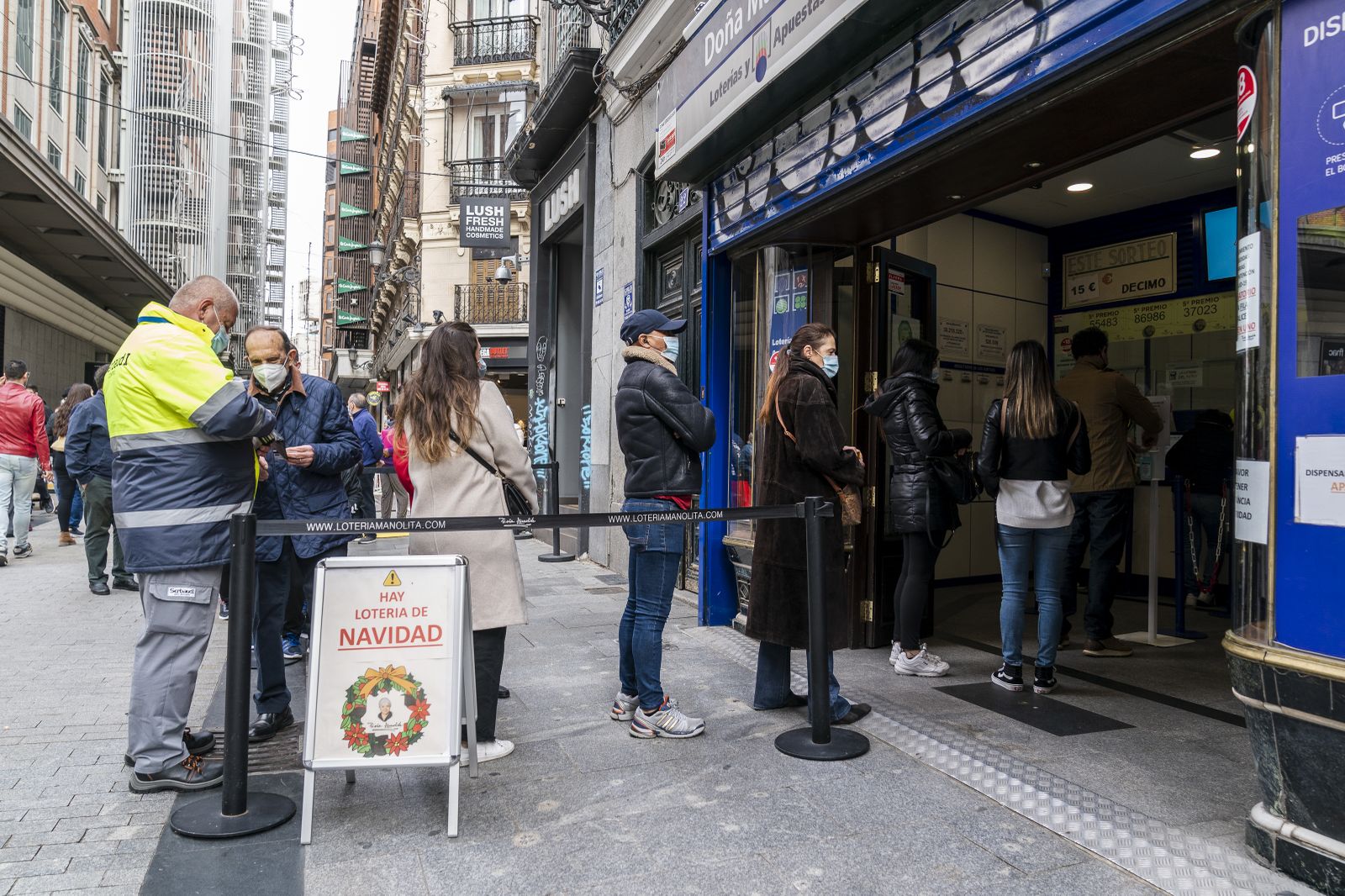Cola en Doña Manolita para comprar Lotería de Navidad