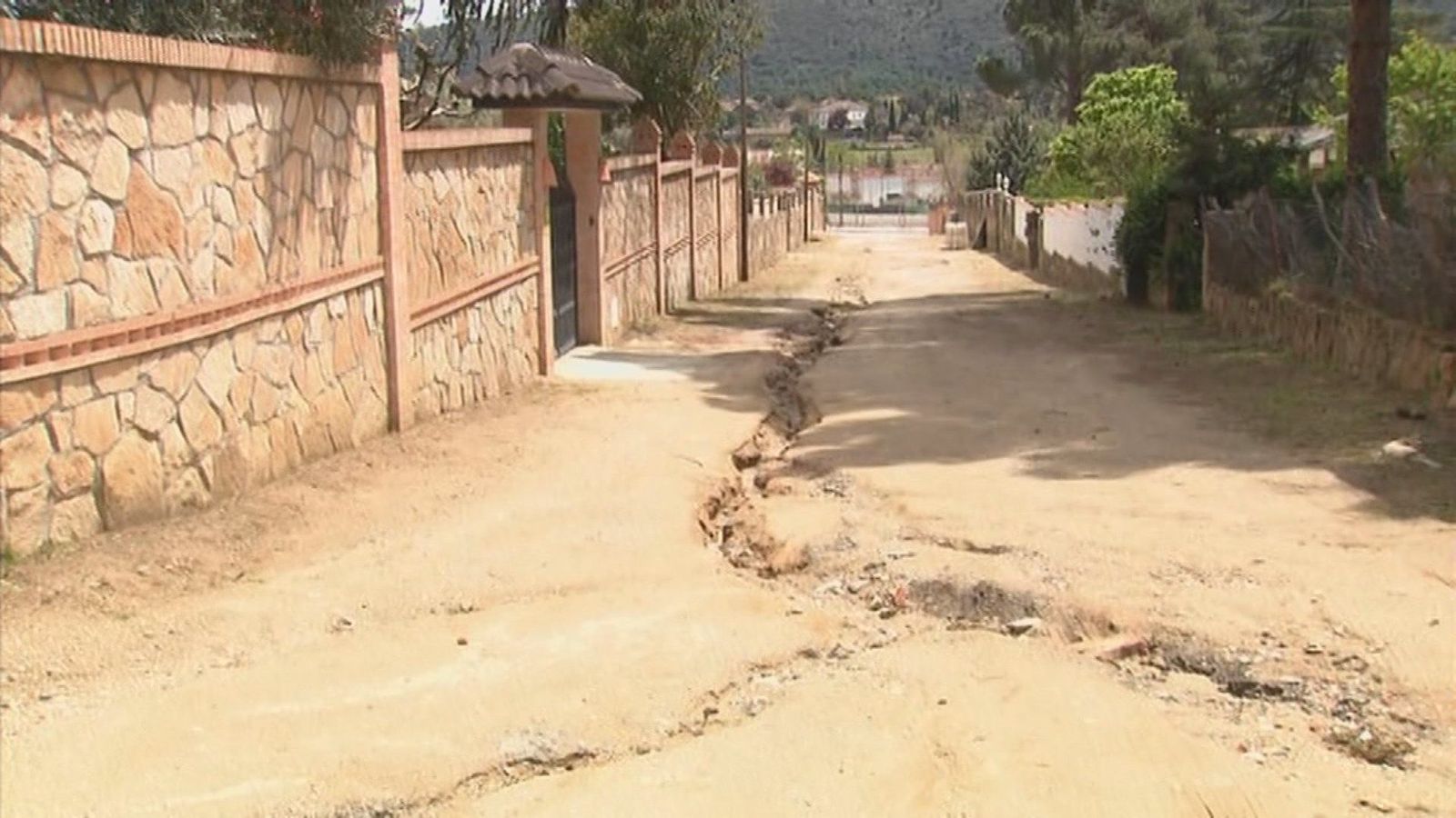 Vecinos de Pelayos de la Presa denuncian el peligro que suponen por las lluvias algunas calles sin asfaltar