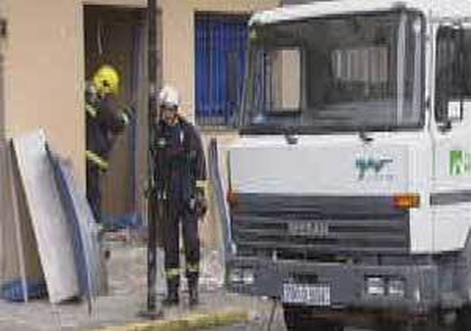 Estalla un artefacto explosivo en la sede coruñesa del PP de Ordes con daños materiales en varios edificios
