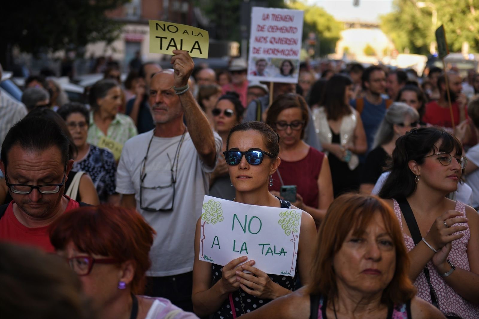 Vecinos de Arganzuela se manifiestan contra la tala de árboles en el barrio
