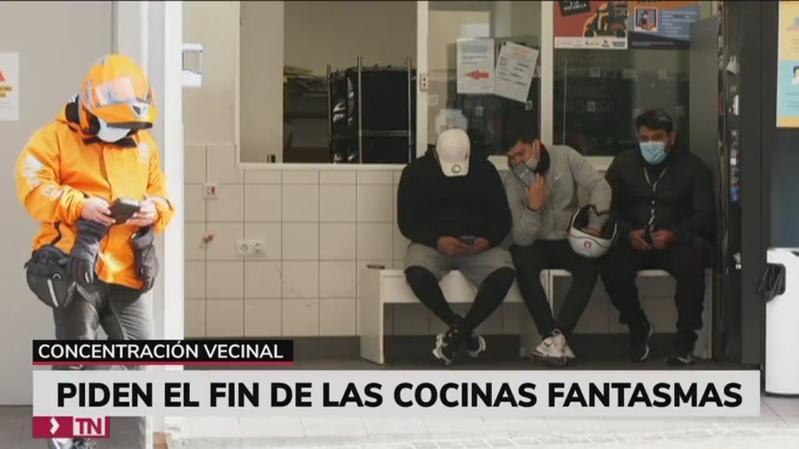 Protesta de vecinos de Tetuán y Prosperidad en Cibeles contra las 'cocinas fantasmas' en sus barrios
