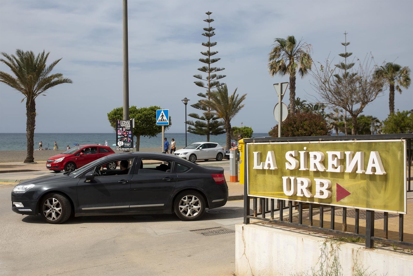 Entrada a la urbanización La Sirena, donde una mujer de 50 años ha sido apuñalada de muerte esta madrugada