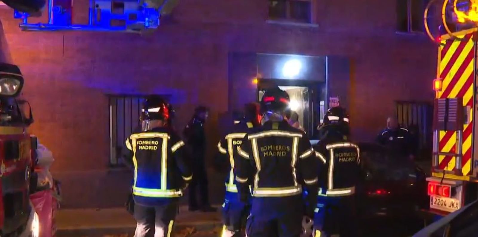 Dos intoxicados en un incendio doméstico en Usera