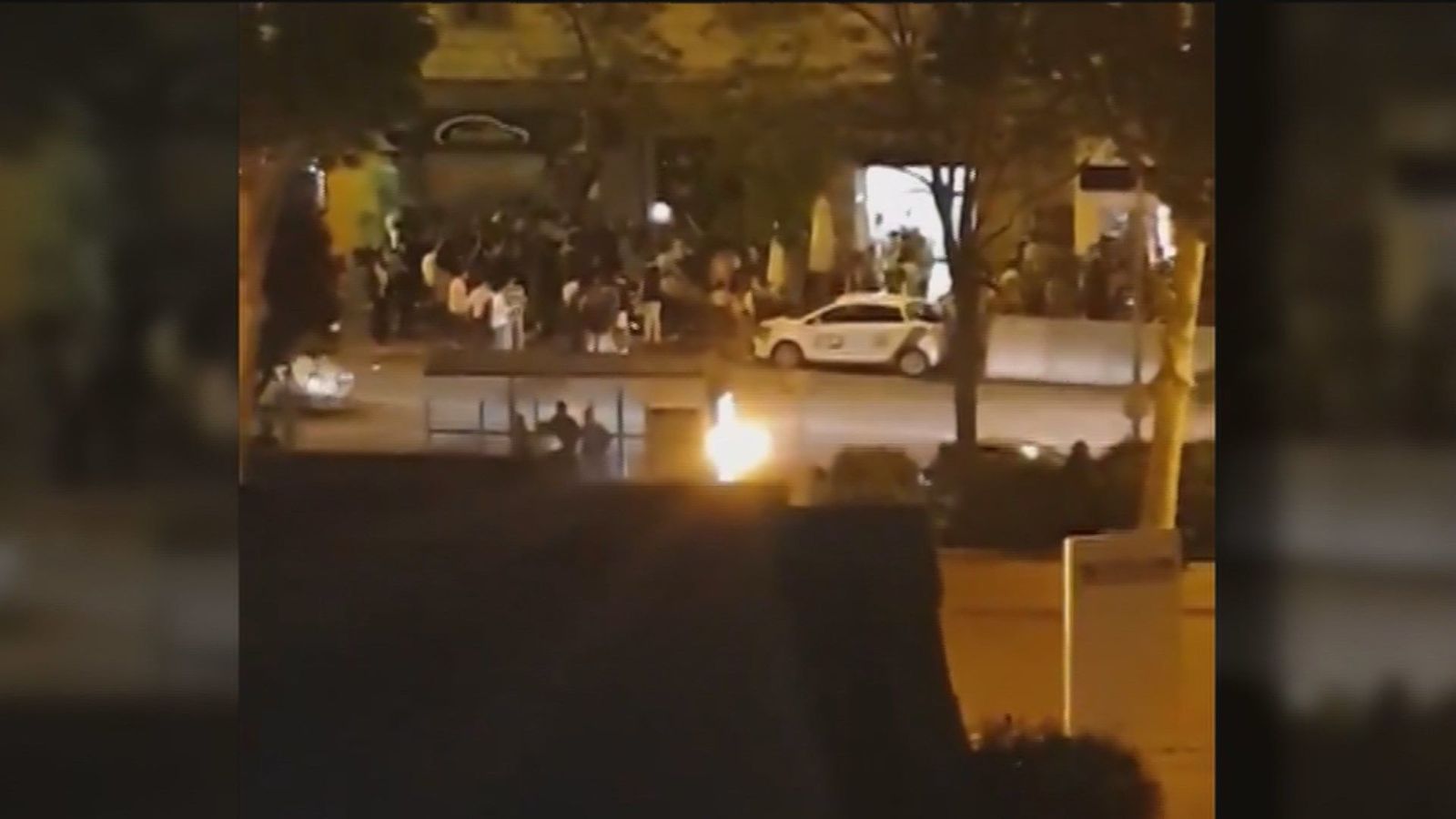 Indignación entre el personal del Clínico tras el botellón del fin de semana frente al hospital