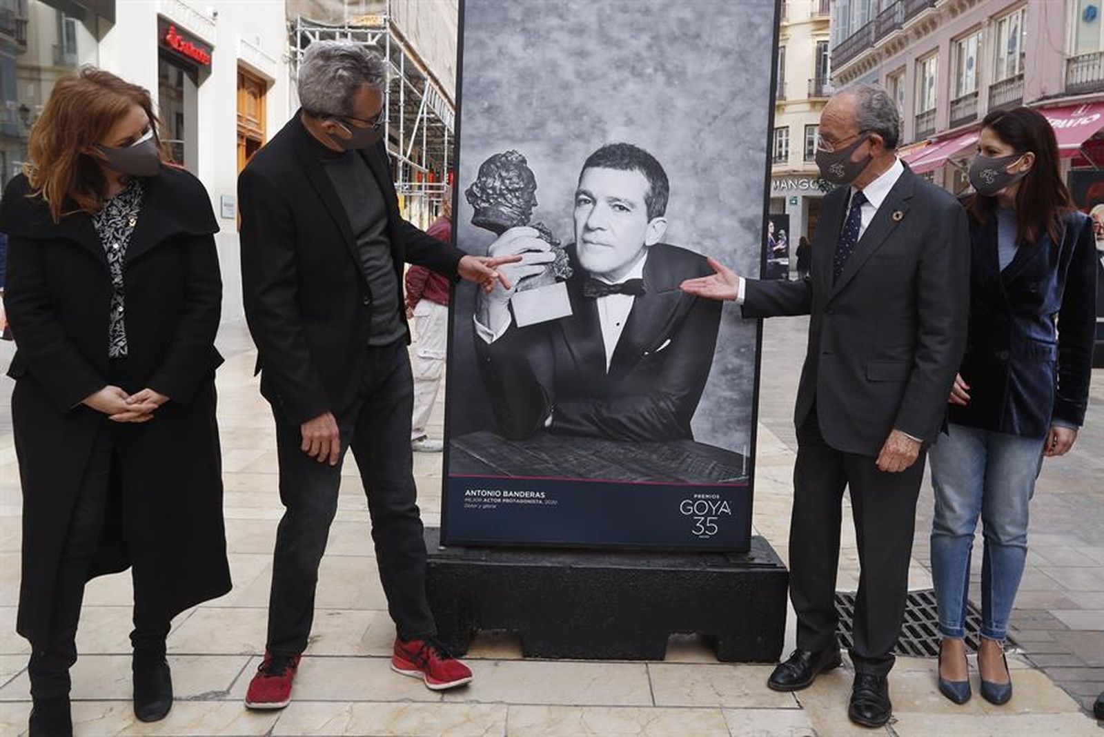 El presidente de la academia de cine, Mariano Barroso (2i), junto al alcalde de Málaga, Francisco de la Torre (2d), la presidenta de la Academia Andaluza, Marta Velasco (i), y la concejala de Cultura, Noelia Losada, durante su visita a la exposición fotográfica en la céntrica calle Larios, con motivo de la 35 edición de los premios Goya