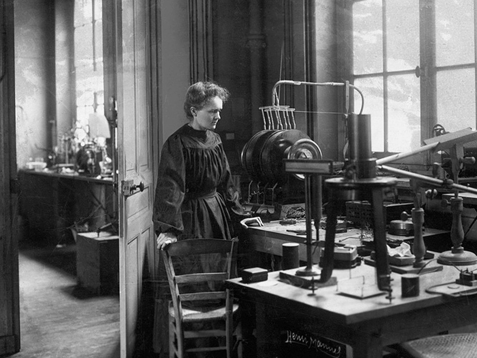 Marie Curie en su laboratorio
