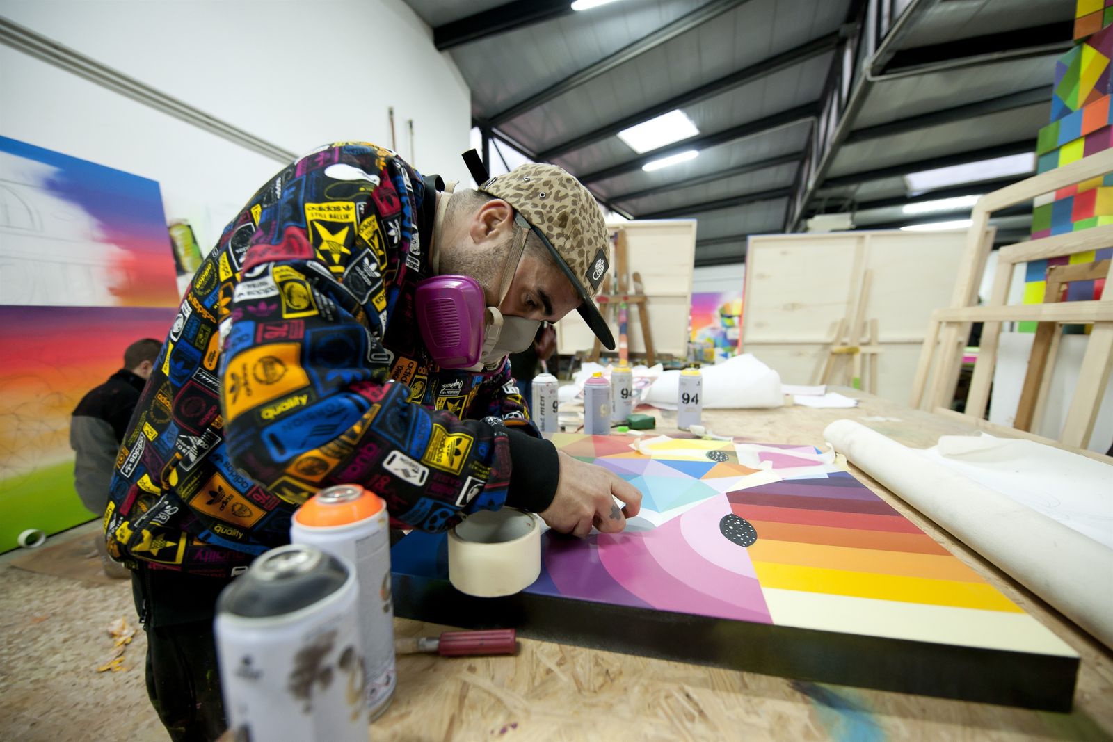 Okuda San Miguel realizando una obra