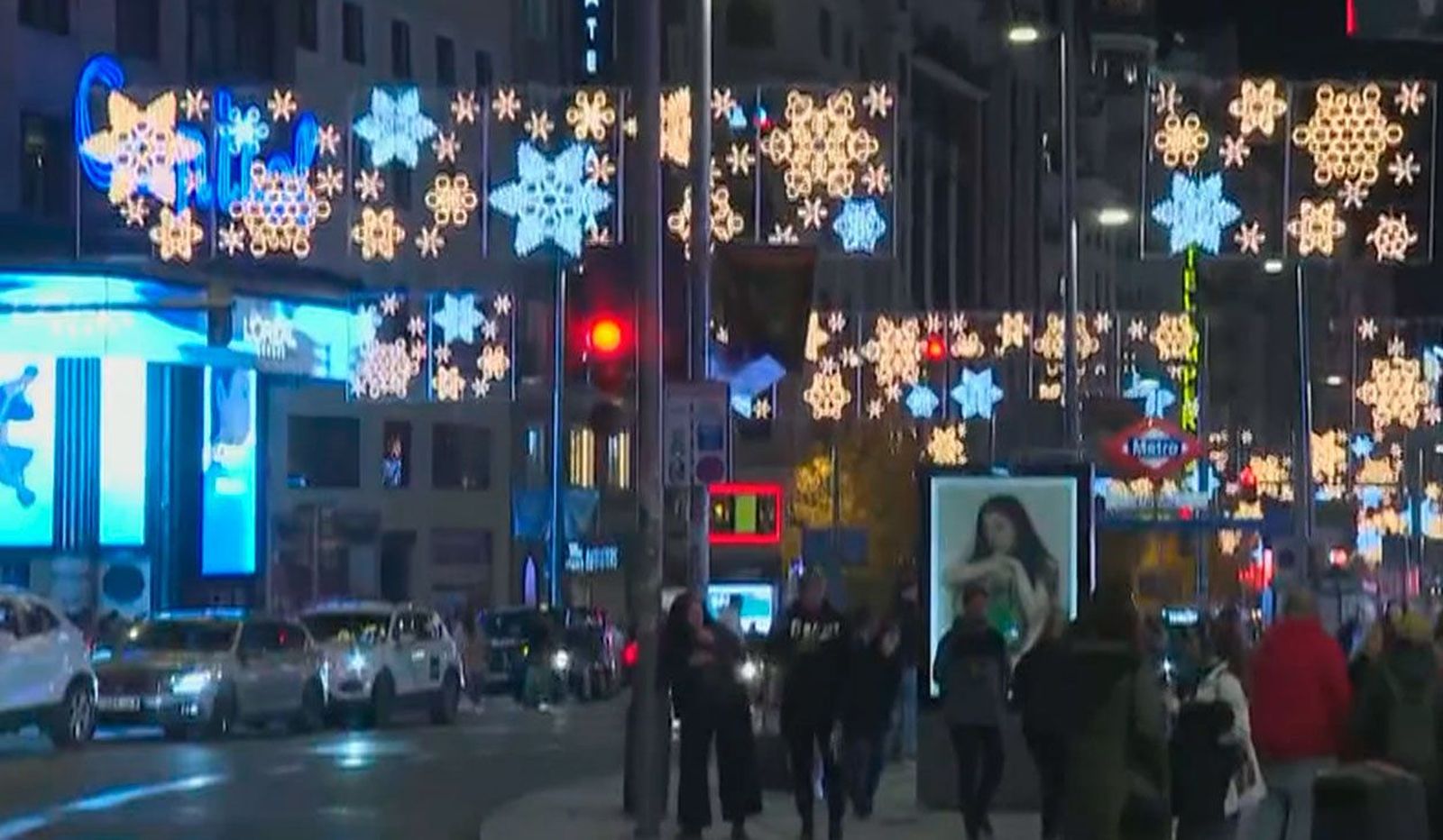 Los niños ingresados en el Gregorio Marañón disfrutan del alumbrado navideño en un bus de la EMT
