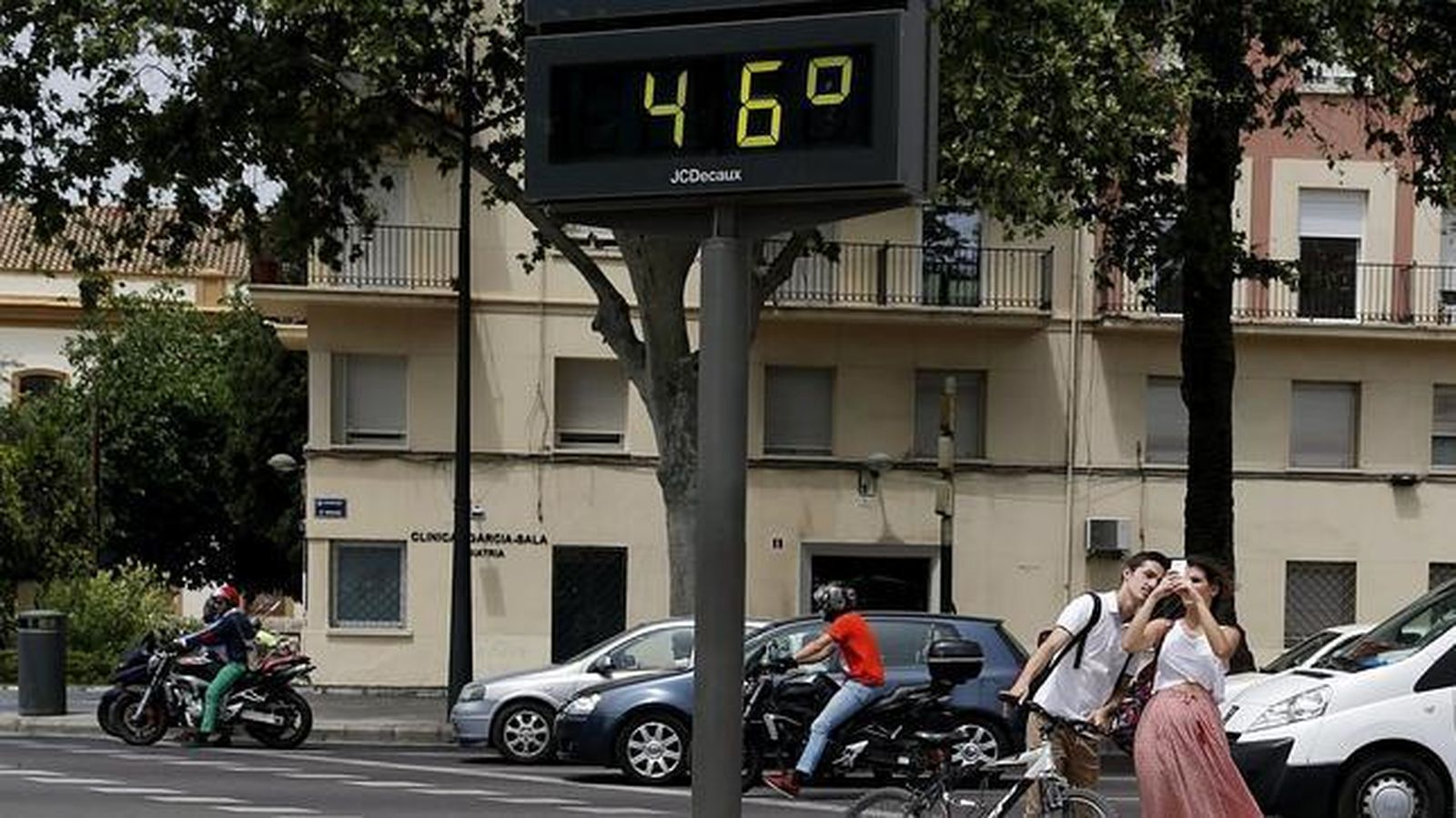 Termómetro exterior en una calle durante una ola de calor