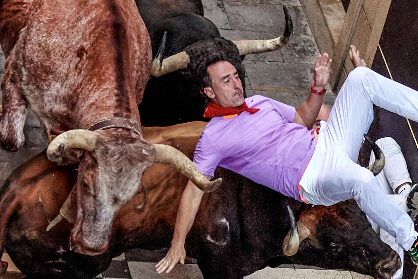 Accidentado y veloz encierro de los toros de  Fuente Ymbro: seis corredores trasladados