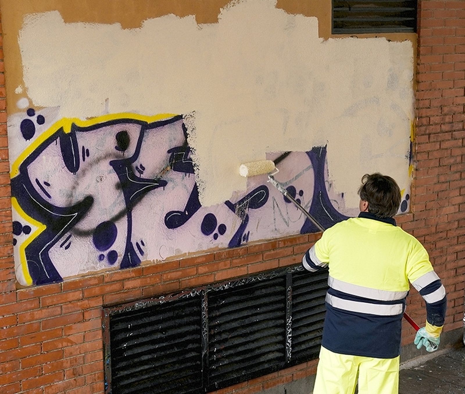 Un operario repinta una pared en San Sebastián de los Reyes