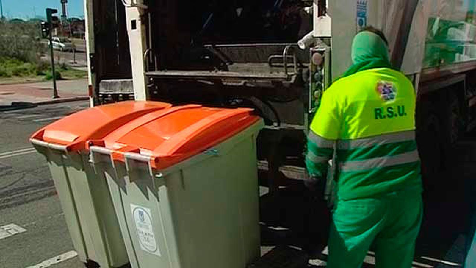 Empresa y sindicatos siguen negociando en el segundo día de huelga de recogida de basuras