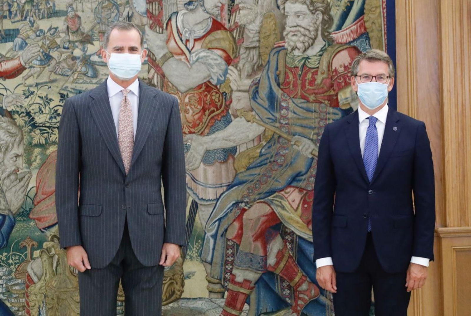 El Rey Felipe VI (i) recibe en audiencia al presidente de la Xunta de Galicia, Alberto Núñez Feijóo, con motivo de su reciente reelección. 15 de septiembre de 2020.