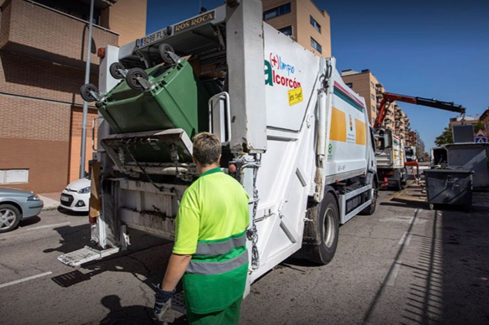Camión de recogida de residuos urbanos  en Alcorcón