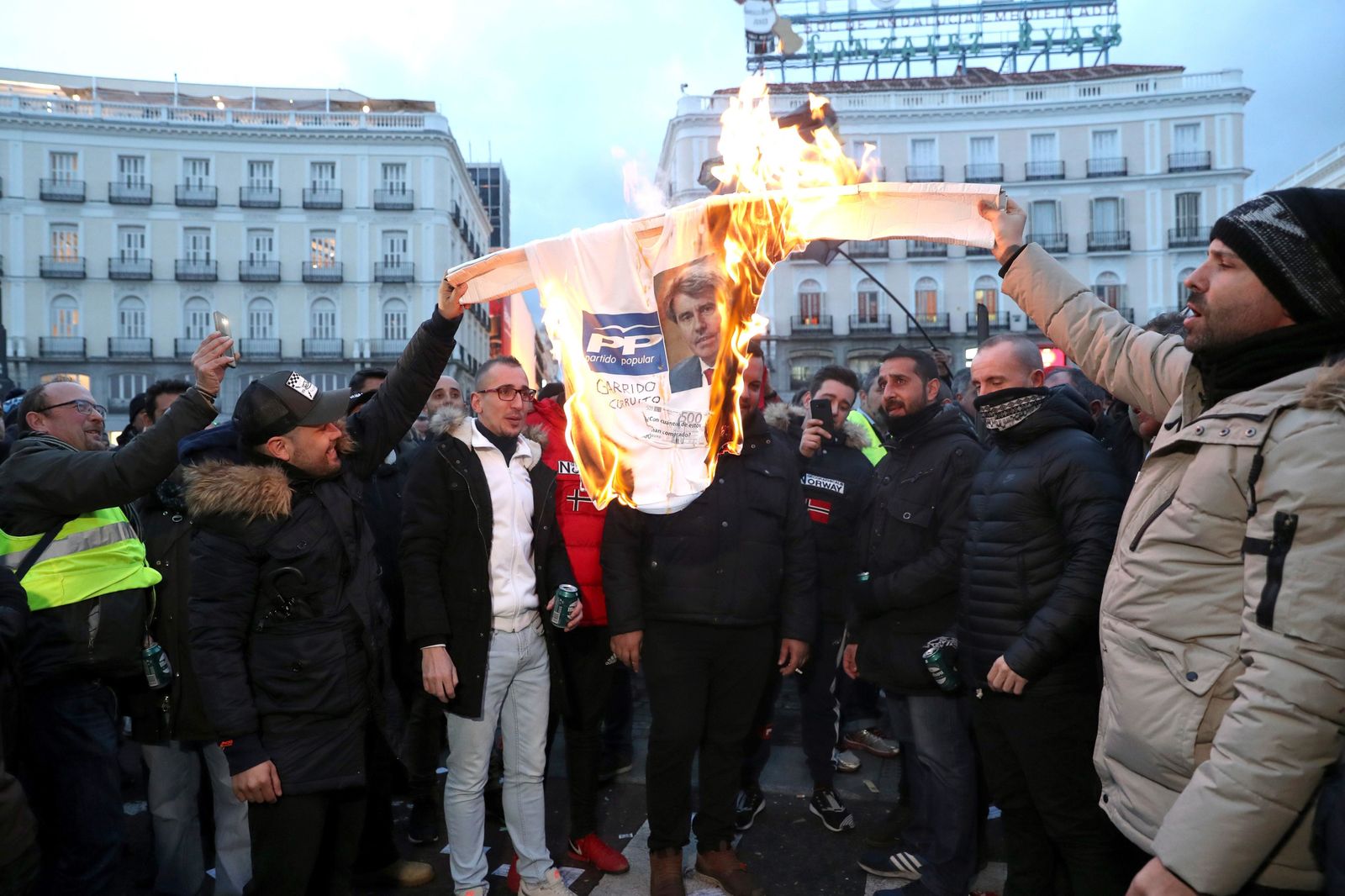 Taxistas queman la imagen de Garrido en Sol / EFE