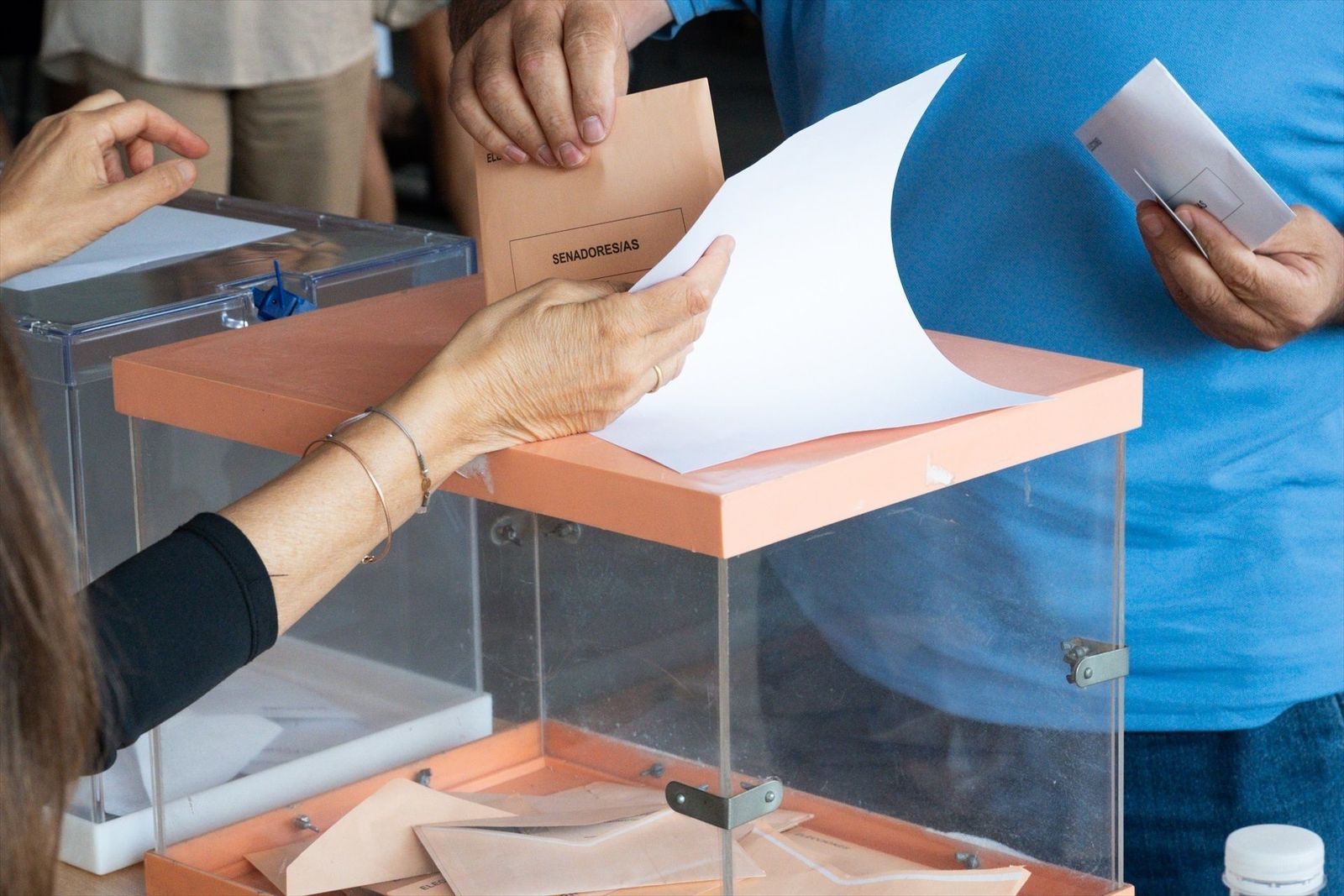El voto exterior (CERA): cuándo se escruta y qué escaños están en juego