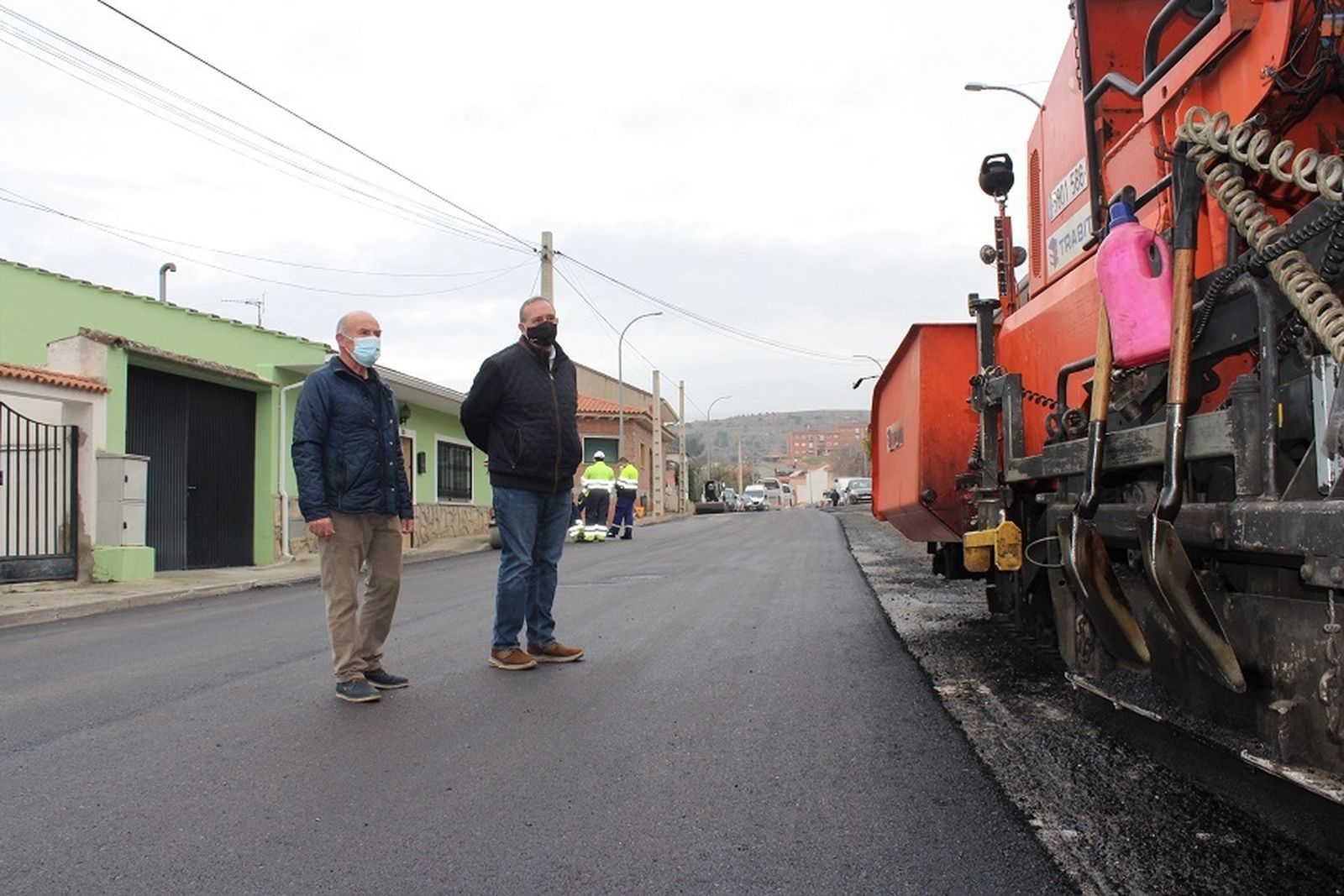 Visita del equipo municipal morateño a los trabajos de asfaltado