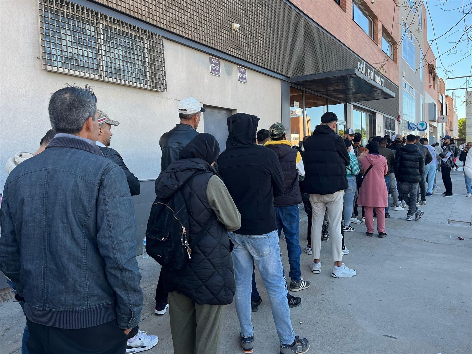Personas guardan cola a las puertas del Consulado de Marruecos en Almería