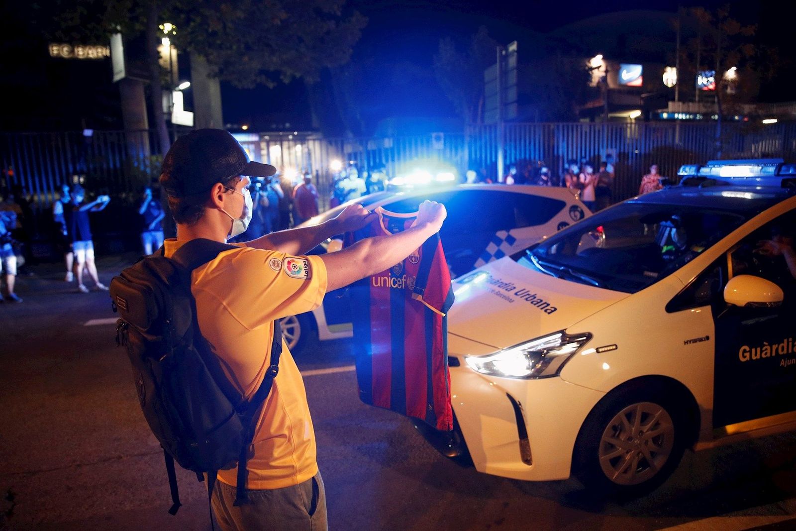 Decenas de aficionados del Barça protestan frente al Camp Nou por la salida de Messi