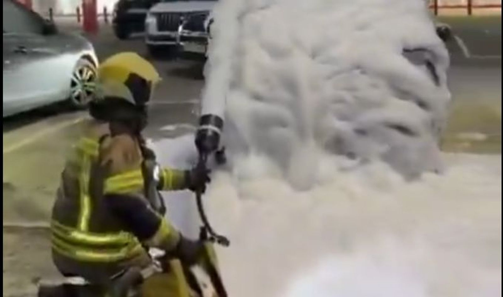 Sofocado el incendio de un coche en el aparcamiento de Parque Oeste, Alcorcón