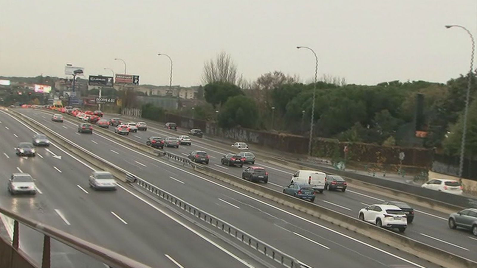 Importantes atascos en la M-40 por la lluvia y varios accidentes