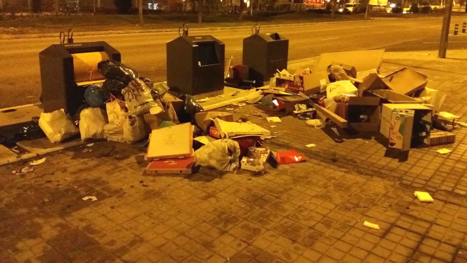 La basura se acumula en las calles de Alcorcón
