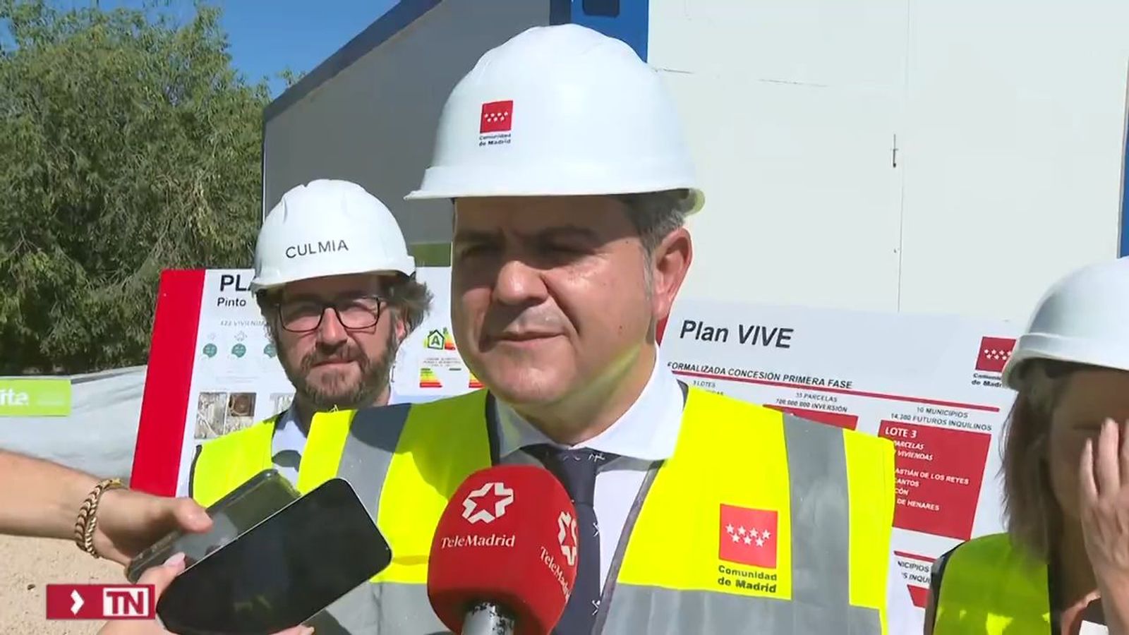 El Consejero de Vivienda, Transportes e Infraestructuras, Jorge Rodrigo, y el alcalde de Pinto, Salomón Aguado, visitan las obras de construcción de 422 viviendas del Plan Vive en Pinto