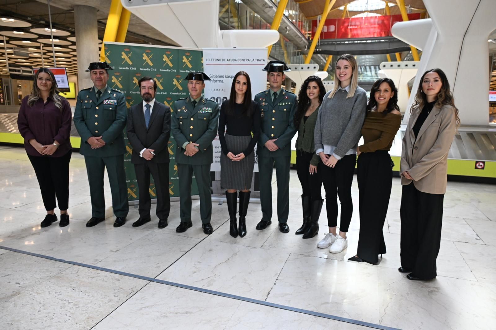 '¡Cuidado! Te puede pasar a ti', la alerta de Guardia Civil en aeropuertos contra la trata