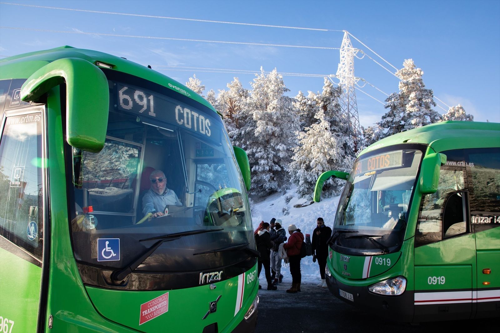 Dos autobusesde la línea 691 en el Puerto de Cotos