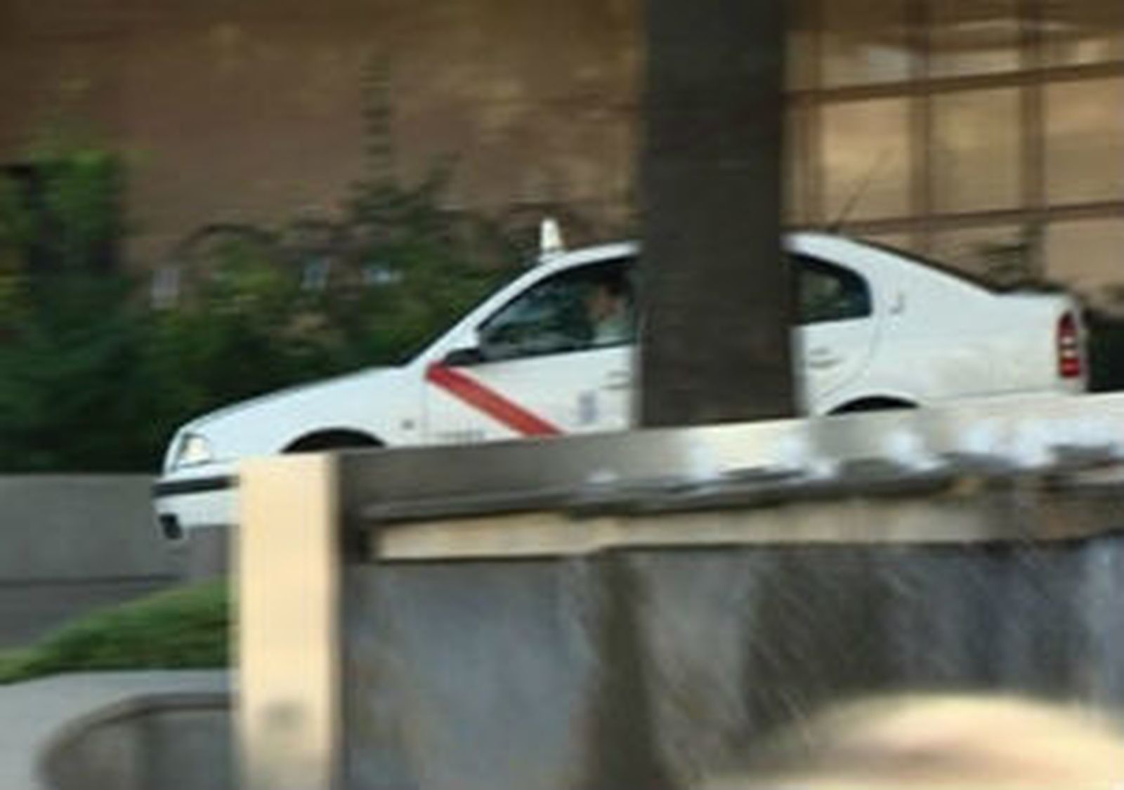 Taxistas de la T1 devuelven un maletín con dinero olvidado a una pareja de ancianos