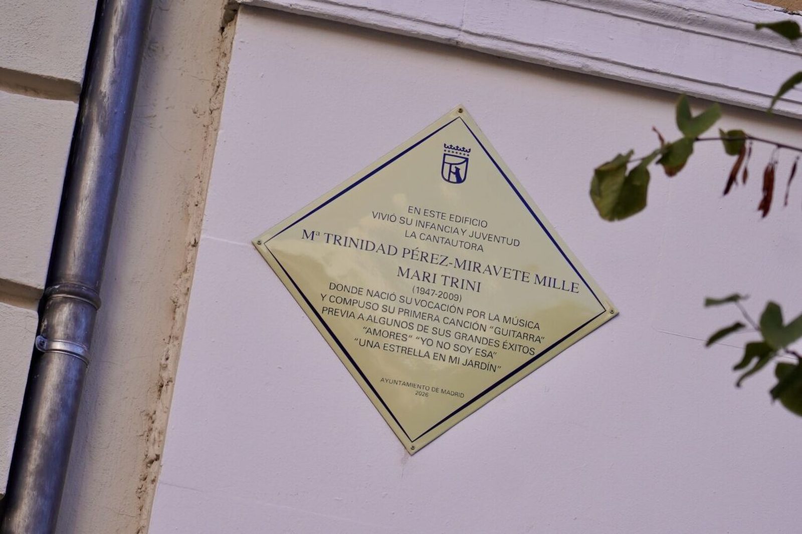 Placa en la calle de Claudio Coello de Madrid en homenaje a la cantautora Mari Trini