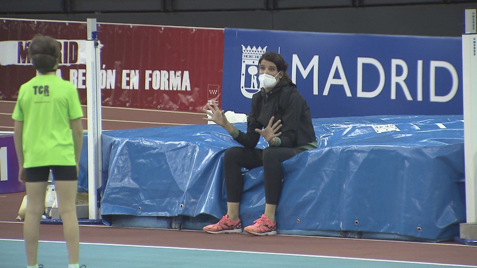 Clase magistral de Ruth Beitia, enseña a saltar a un grupo de niños