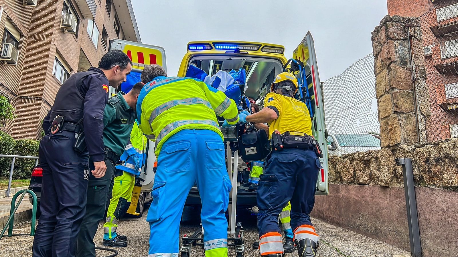 Evacuación del trabajador accidentado en Las Rozas de Madrid