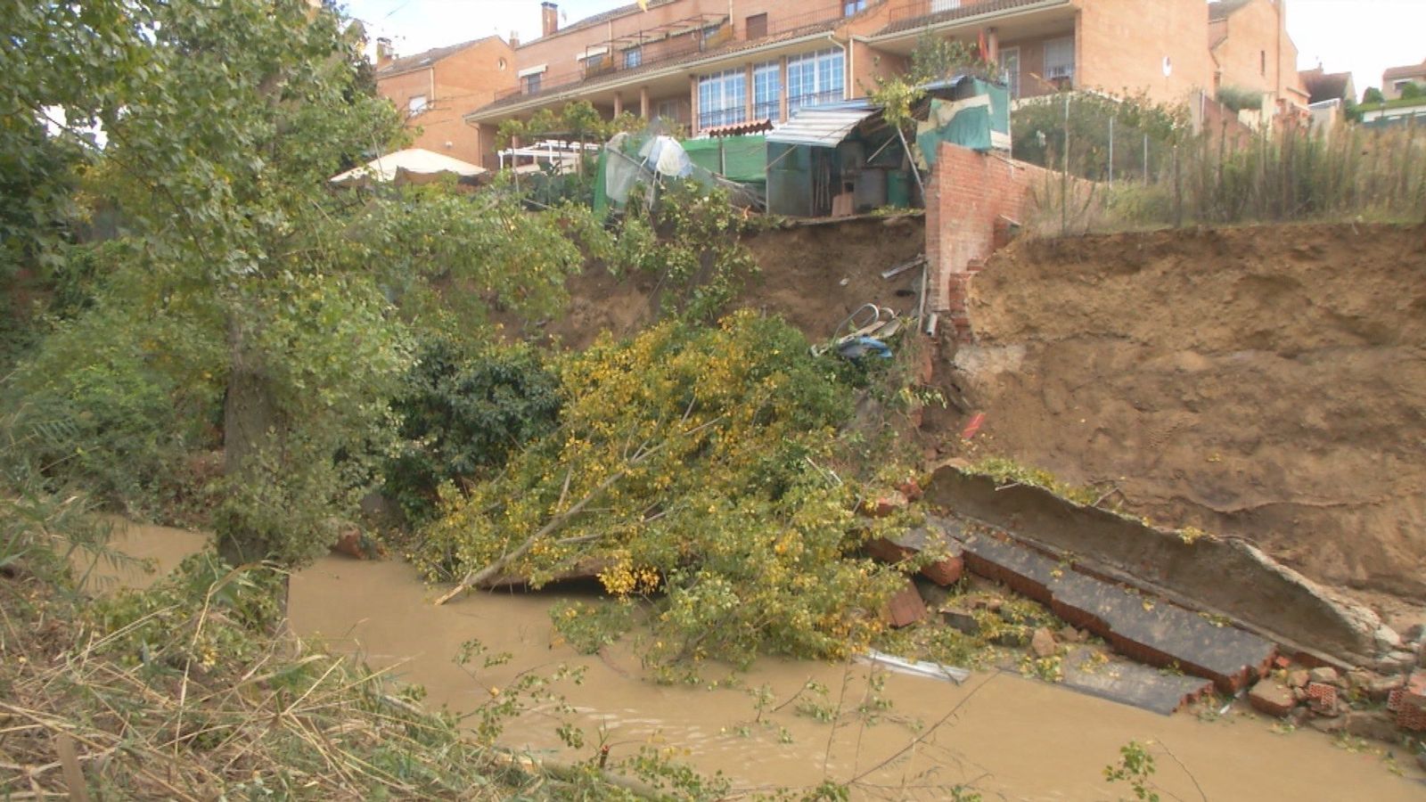 Las fuertes lluvias arrasan varias parcelas de Arroyomolinos