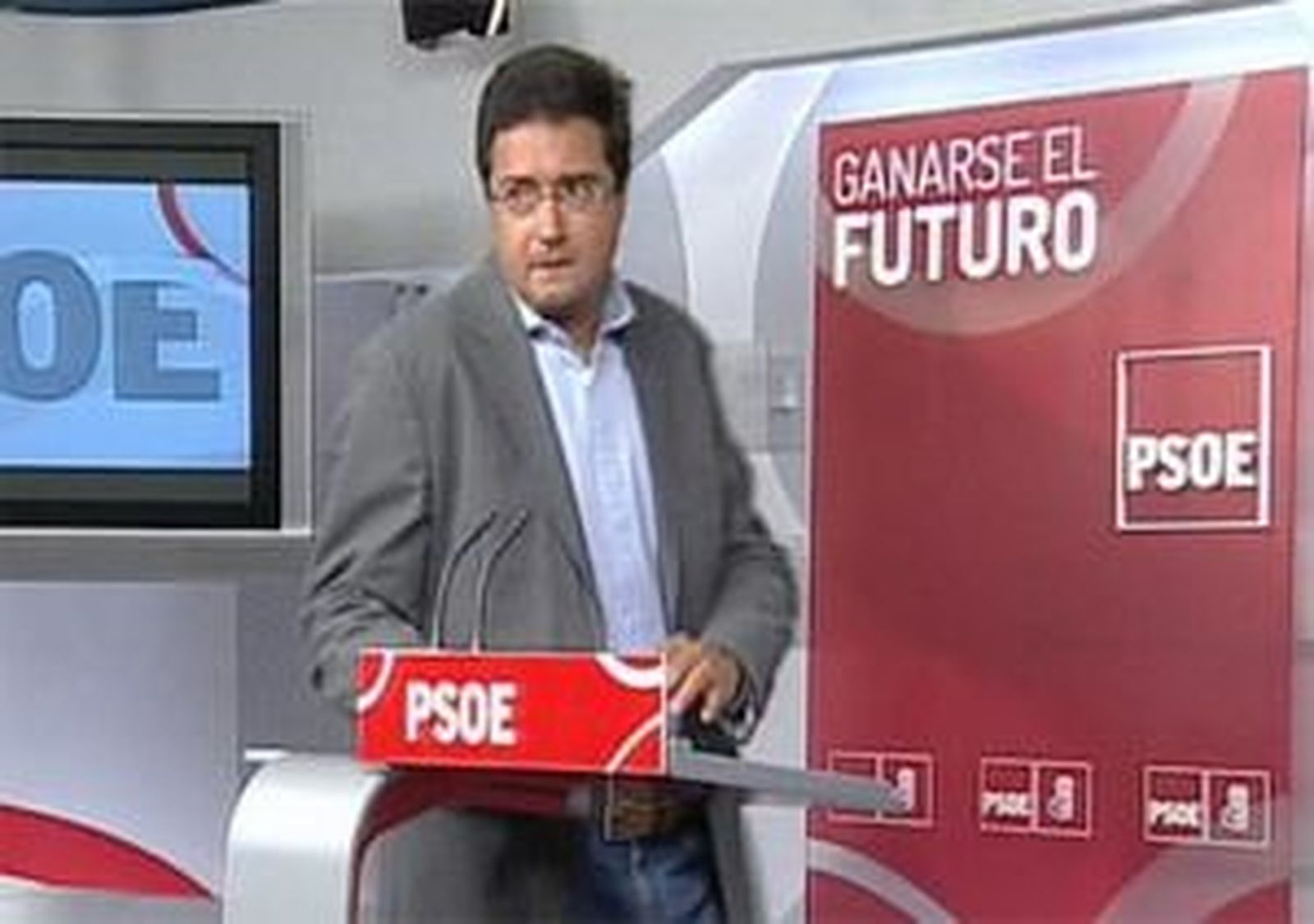 El PSOE pide explicaciones urgentes a Rajoy y no descarta una moción de censura
