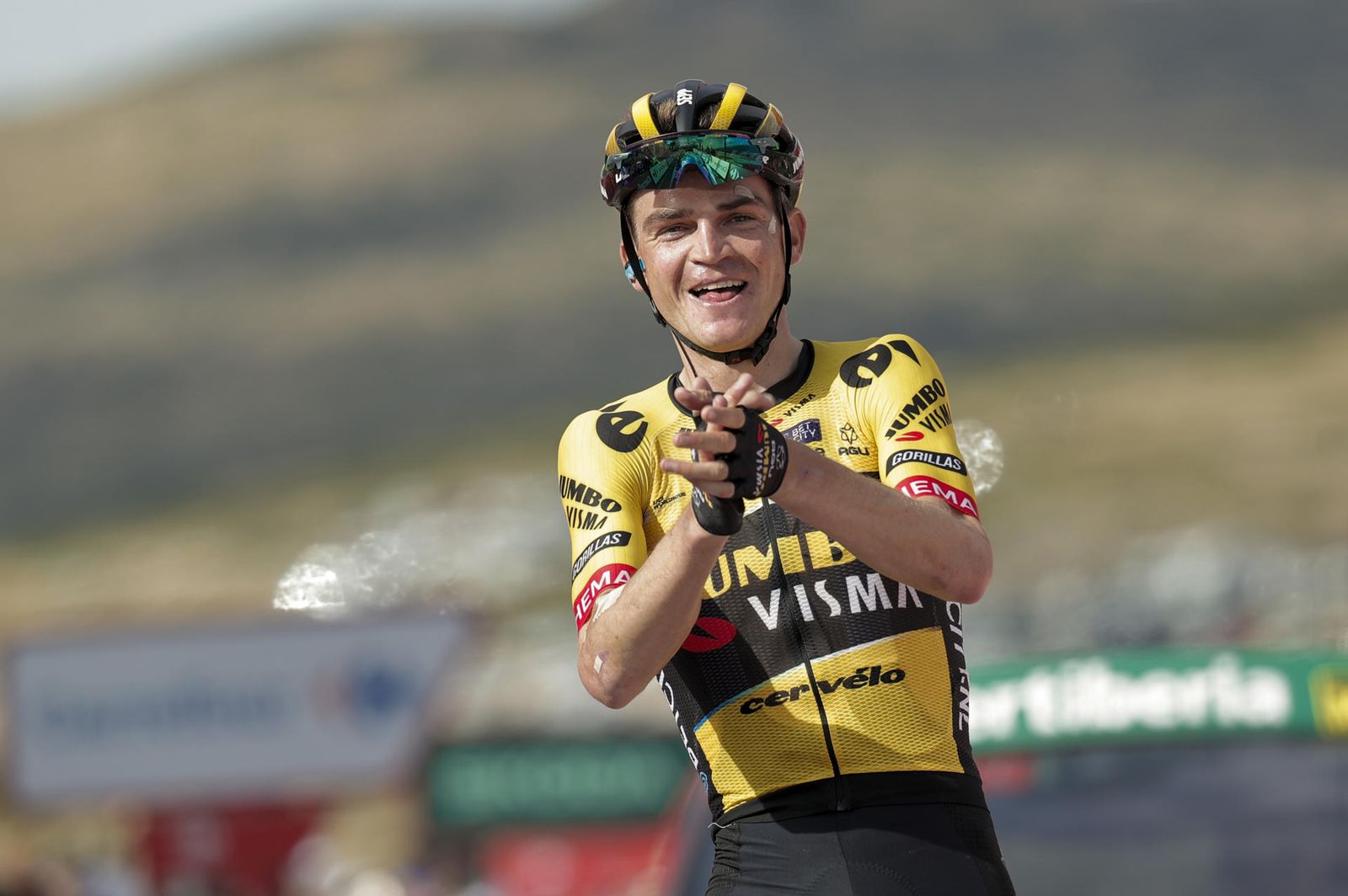 El ciclista estadounidense Sepp Kuss del equipo Jumbo-Visma gana la sexta etapa de la Vuelta a España