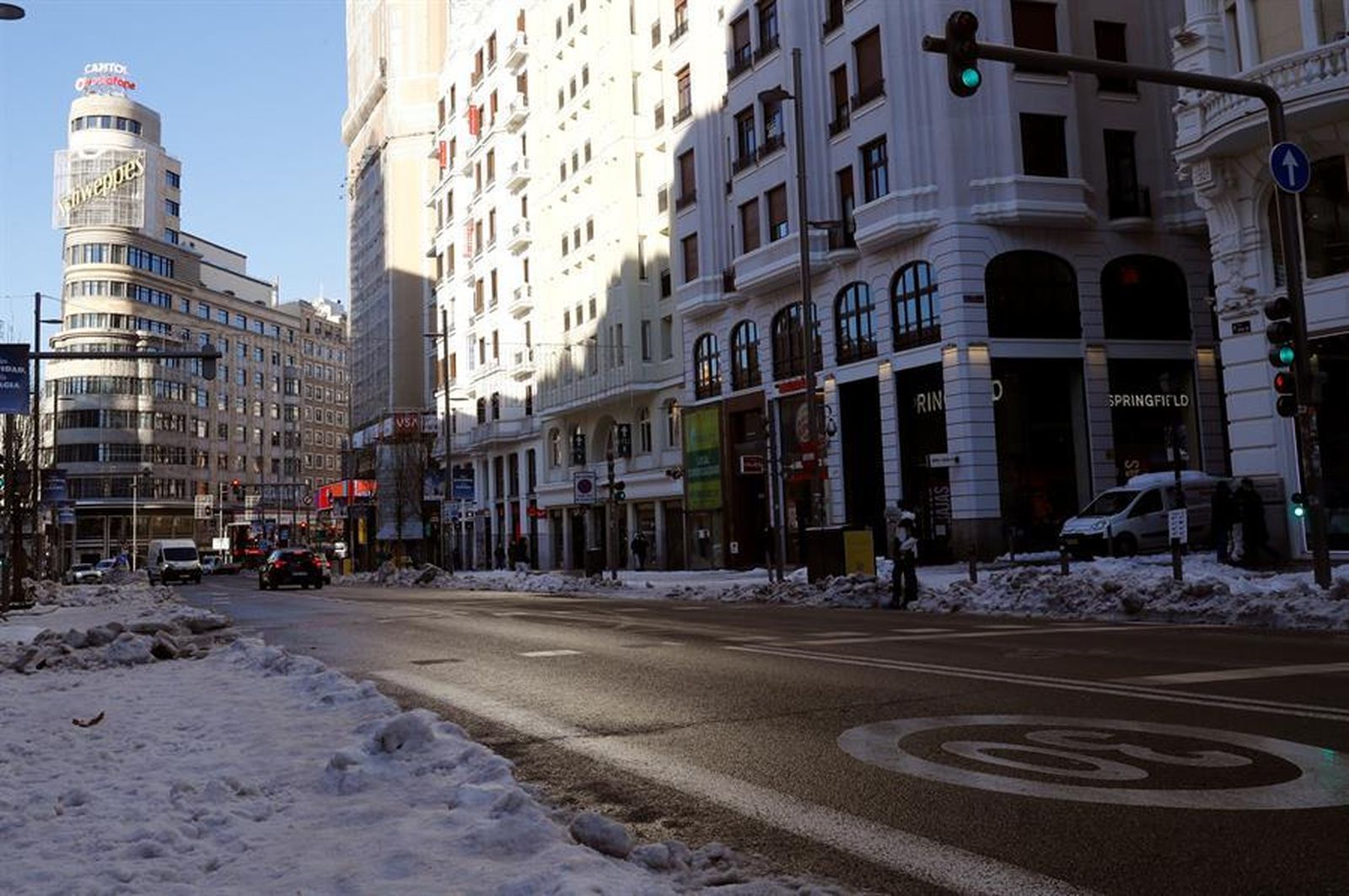 Imagen de la Gran Vía, con la calzada despejada de nieve