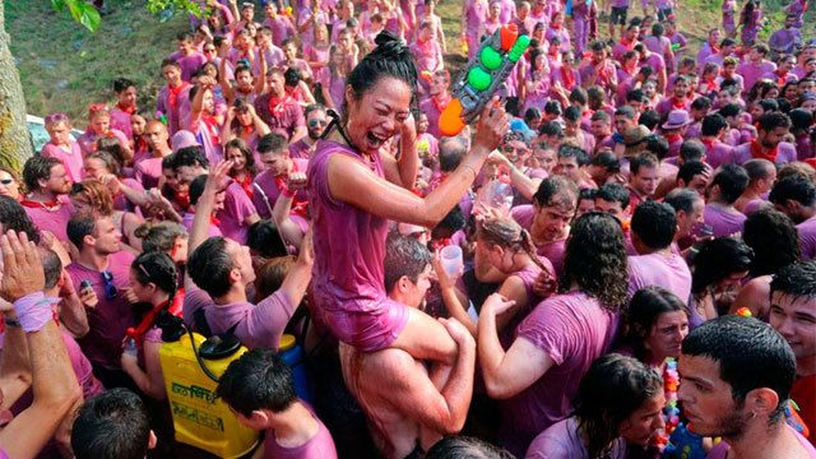 Más de 7.500 personas se tiñen de morado en la Batalla del Vino