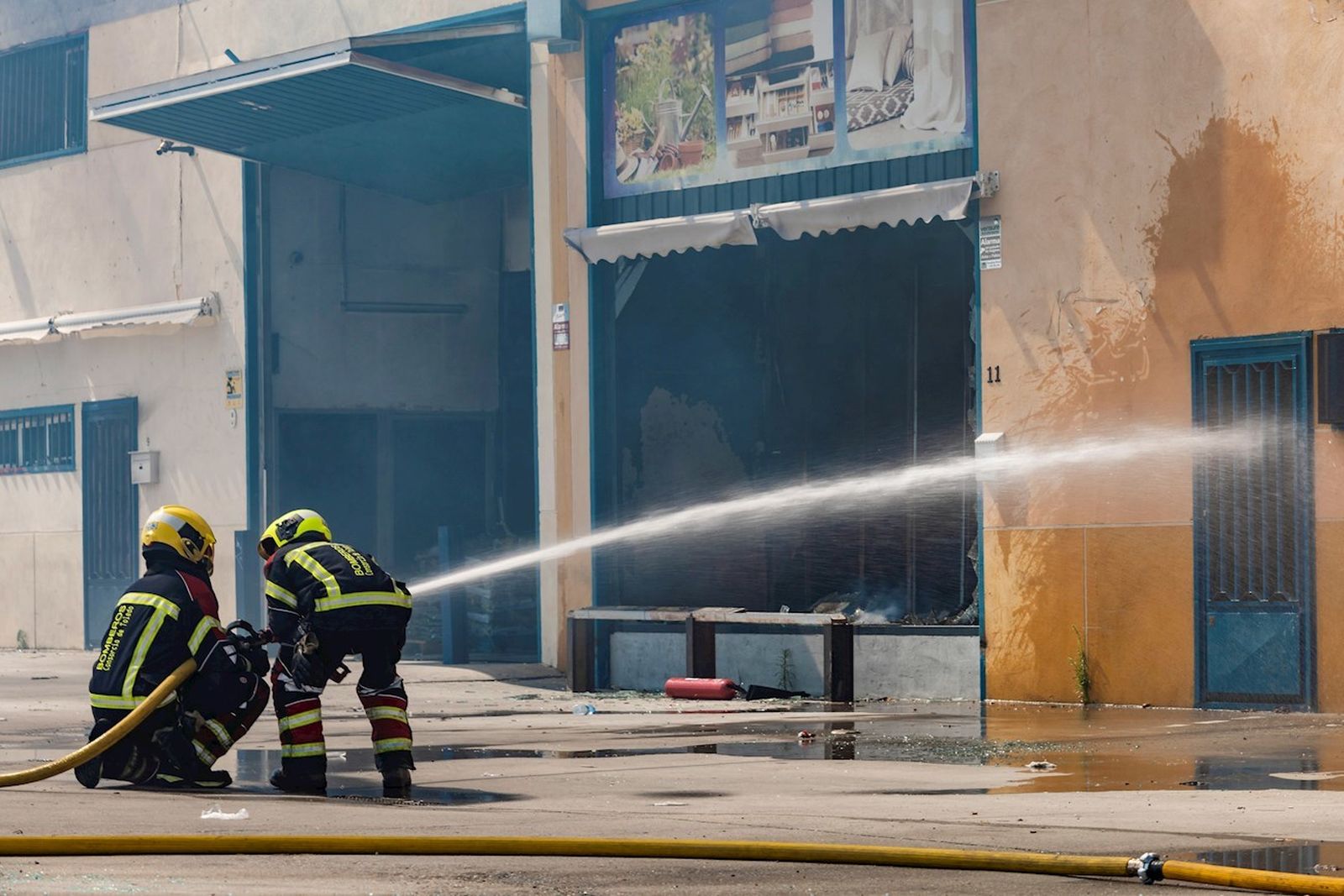 Los bomberos atacan el fuego en las naves industriales de Seseña