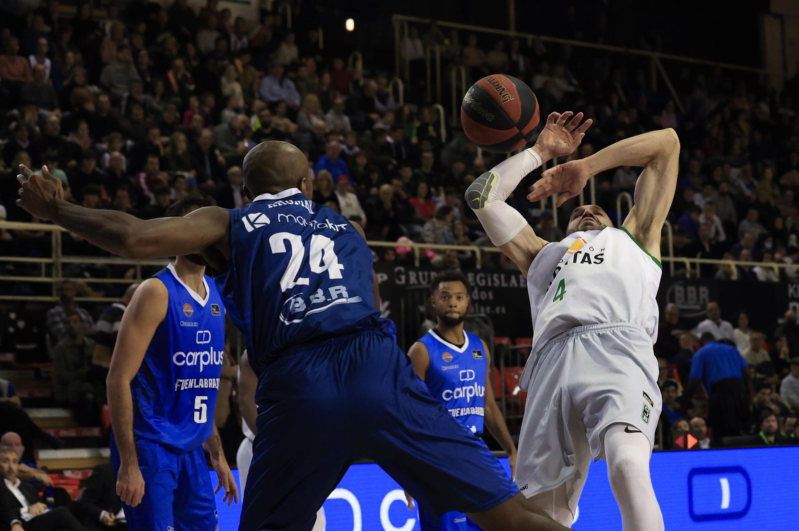 El alero del Fuenlabrada Lasan Kromah en una acción frente a Pau Ribas, del Joventut