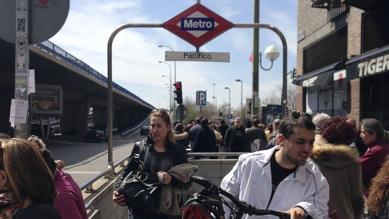 Salida del Metro de Pacífico junto al paso elevado